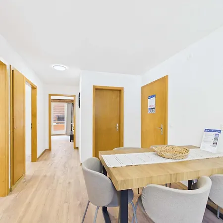 Cozy Alpine Escape For Families & Groups Near סאס-אלמאגל